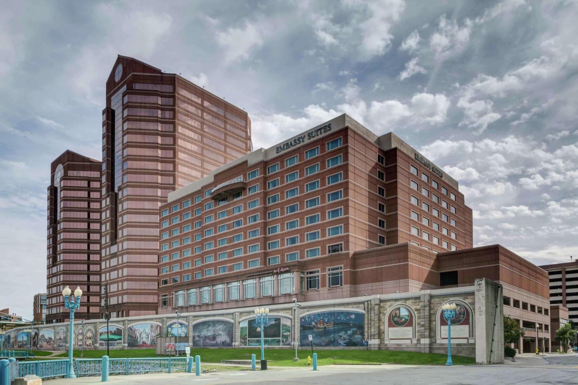 Embassy Suites Cincinnati - Rivercenter Covington Exterior photo